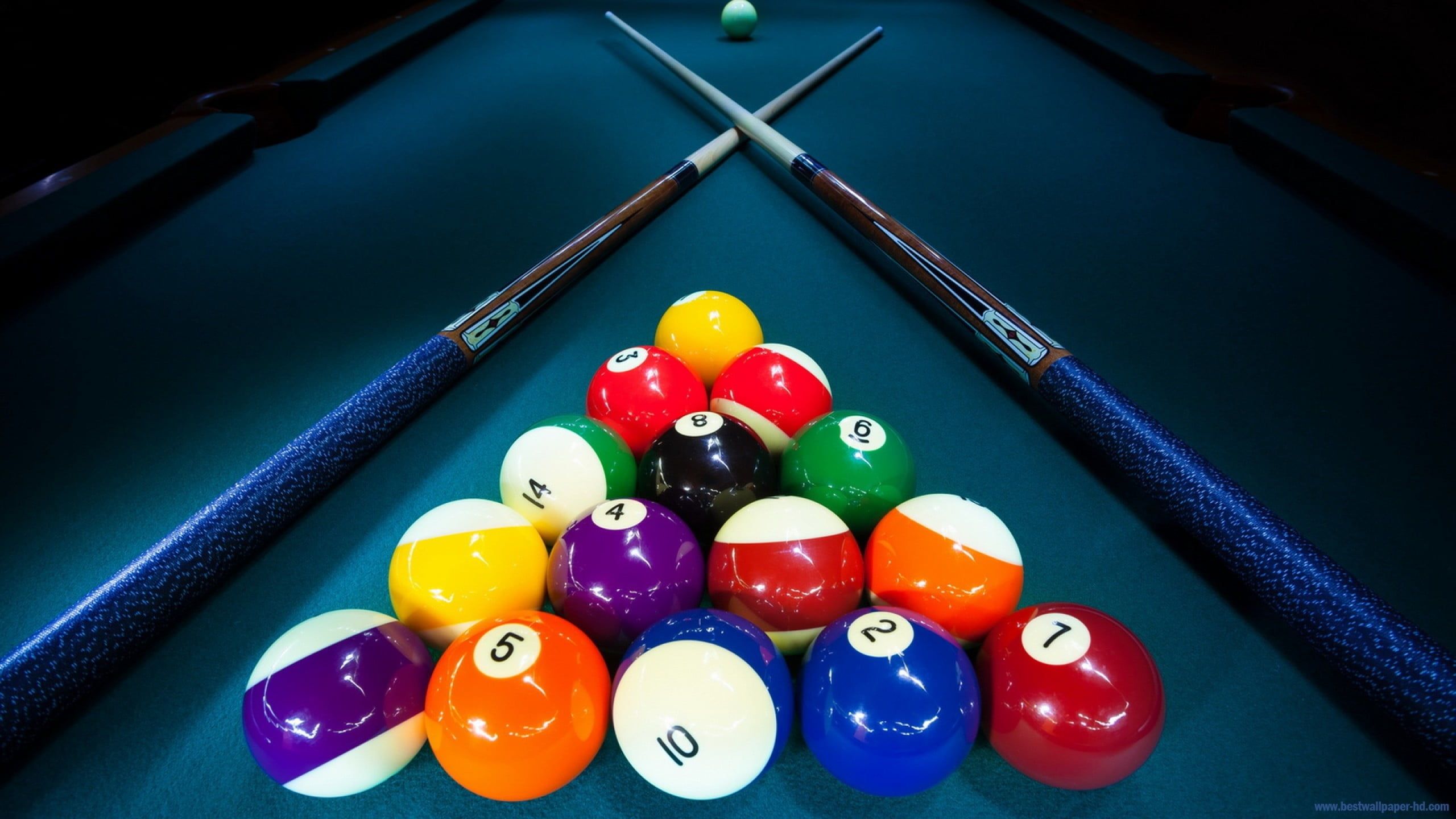 what-to-look-for-when-picking-out-pool-table-and-ball-set